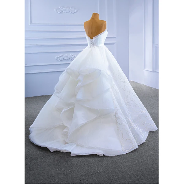 Haut de Gamme Blanche Robe De Mariée 2021 Robe Boule Perlage Volants Bustier Sans Manches Dos Nu Ceinture Train De Balayage Mariage