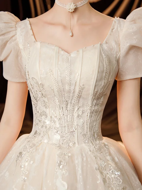 Charmant Ivory / Creme Glanz Brautkleider / Hochzeitskleider 2021 Ballkleid Eckiger Ausschnitt Perlenstickerei Pailletten Spitze Blumen Kurze Ärmel Rückenfreies Königliche Schleppe Hochzeit