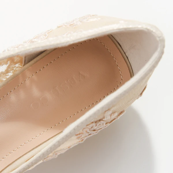 Charming Beige Lace Flower Wedding Shoes 2021 3 cm Stiletto Heels Low Heel Pointed Toe Wedding Pumps High Heels