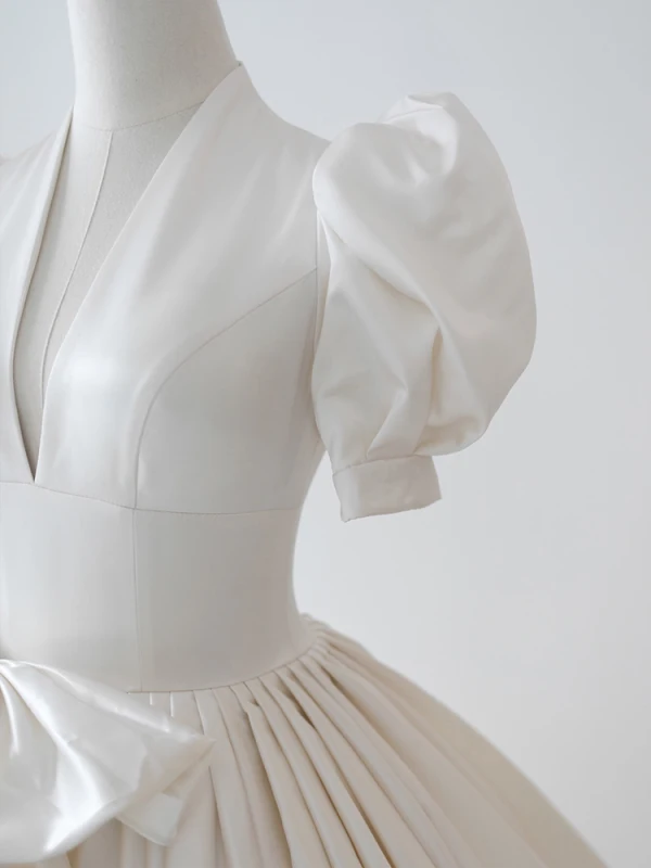 Haut de Gamme Ivoire Satin Robe De Mariée 2021 Robe Boule V-Cou Manches Courtes Dos Nu Royal Train Mariage