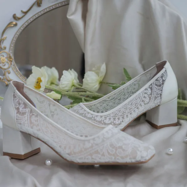 High End Weiß Spitze Blumen Brautschuhe 2021 Leder 5 cm Thick Heels Schleife Quadratische Zehe Hochzeit Pumps Hochhackige