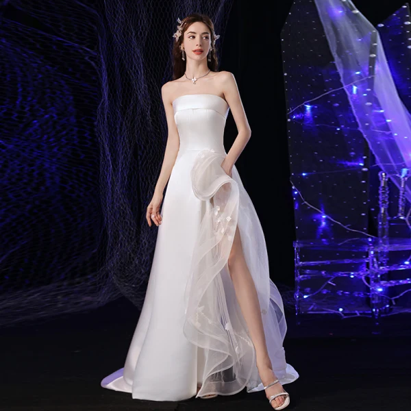 Charmant Blanche Volants en Cascade Plage Légère Robe De Mariée 2021 Princesse Satin Bustier Sans Manches Dos Nu Fendue devant Train De Balayage Mariage