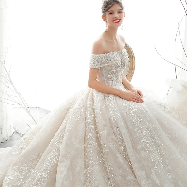 Luxus / Herrlich Off Shoulder Brautkleider / Hochzeitskleider 2020 Ballkleid Perlenstickerei Spitze Blumen Applikationen Glanz Pailletten Ärmellos Rückenfreies Königliche Schleppe