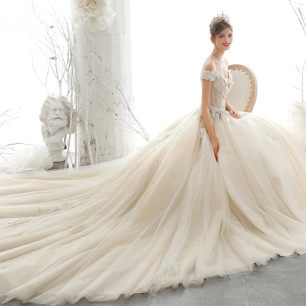Luxe Champagne Robe De Mariée 2020 Princesse De l'épaule Paillettes Perlage Perle En Dentelle Fleur Appliques Sans Manches Dos Nu Royal Train