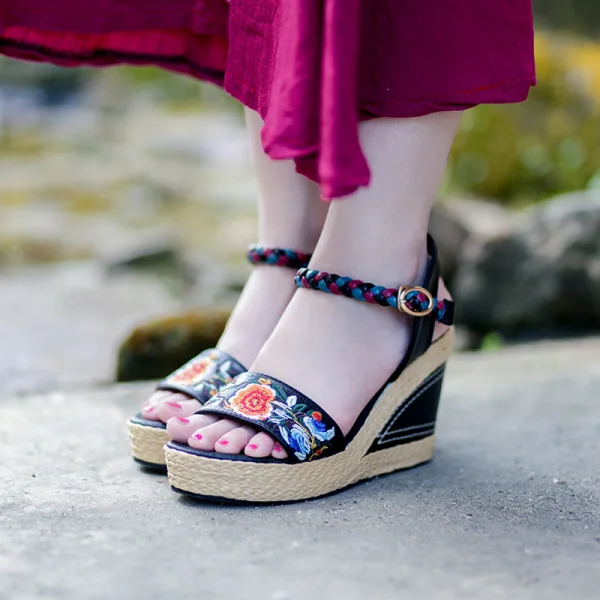 Etnisk Svarta Casual Broderade Fläta Sandaler Dam 2020 Läder 10 cm Kilklackar Peep Toe Sandaler