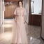 Elegante Rosa Brautjungfernkleider 2021 A Linie V-Ausschnitt Spitze Blumen Kurze Ärmel Rückenfreies Lange Kleider Für Hochzeit