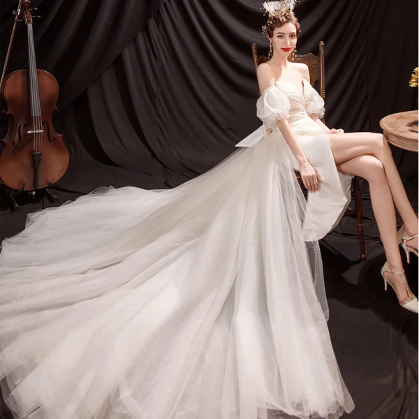 Sexy Hohes Niedriges Ivory / Creme Satin Strand Brautkleider / Hochzeitskleider 2021 Asymmetrisch Off Shoulder Kurze Ärmel Rückenfreies Schleife Hochzeit