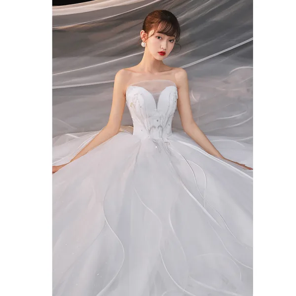 Charmant Blanche Robe De Mariée 2020 Robe Boule Bustier Paillettes Sans Manches Dos Nu Royal Train