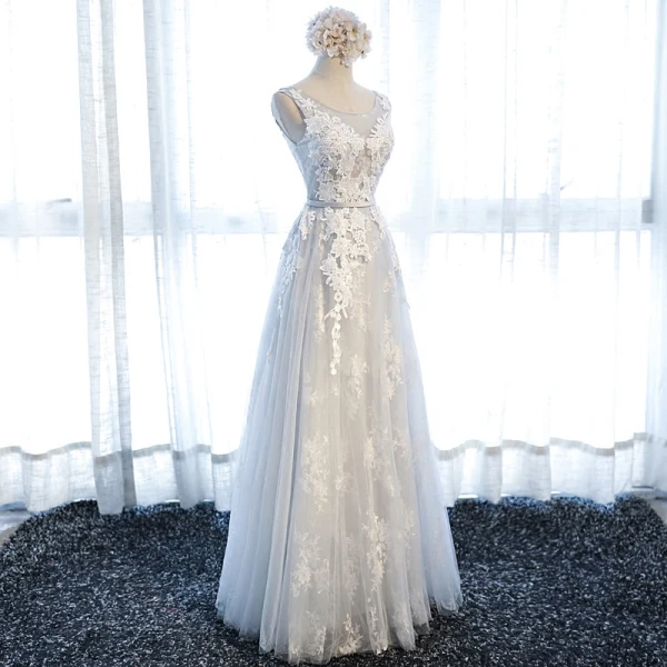 Snygga / Fina Grå Tärnklänningar 2018 Prinsessa Appliqués Spets Rosett Urringning Halterneck Ärmlös Långa Klänning Till Bröllop