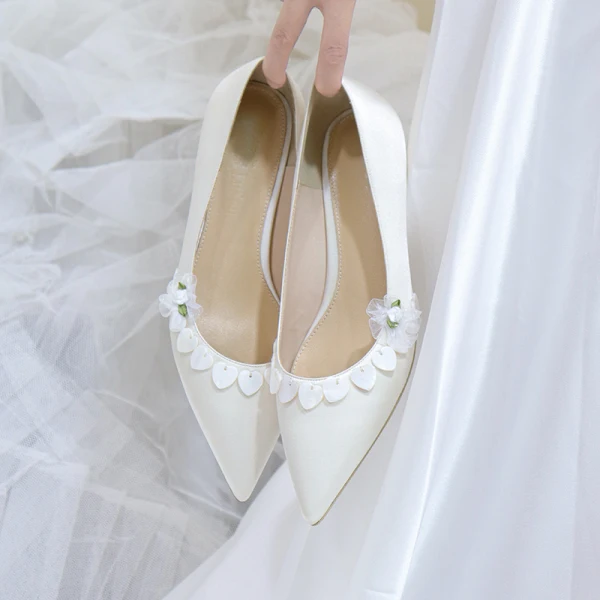 Schöne Ivory / Creme Brautschuhe 2020 Applikationen 3 cm Stilettos Low Heel Spitzschuh Hochzeit Pumps