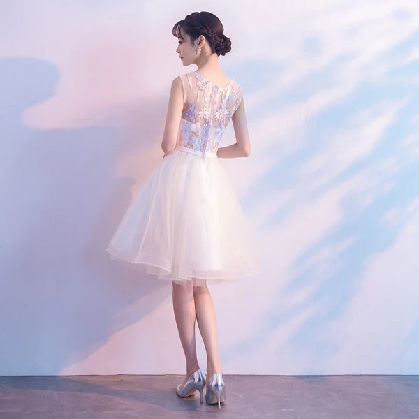 Chic / Belle Champagne Transparentes Été de retour Robe De Graduation 2018 Princesse Encolure Dégagée Sans Manches Appliques En Dentelle Perle Noeud Ceinture Courte Volants Robe De Ceremonie