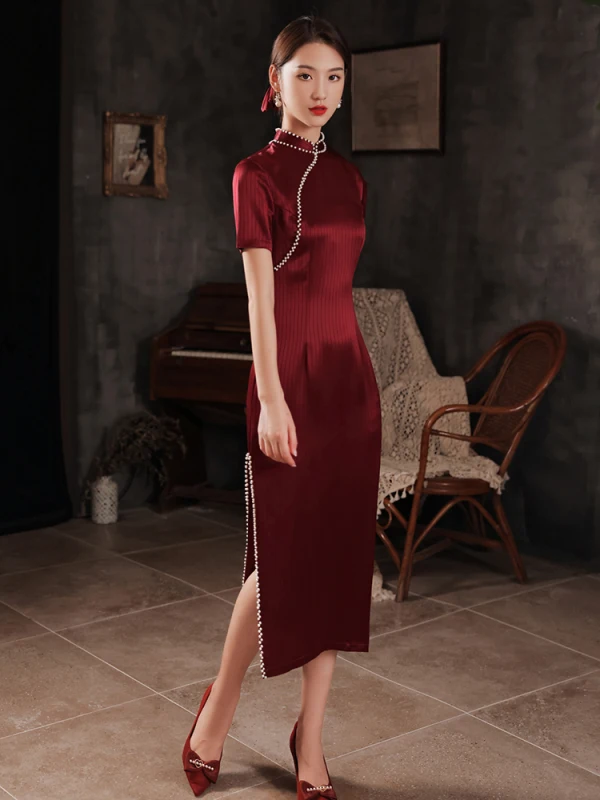 Chinesischer Stil Burgunderrot Satin Cheongsam 2021 Meerjungfrau Perle Stehkragen Kurze Ärmel Abend Lange Cheongsam