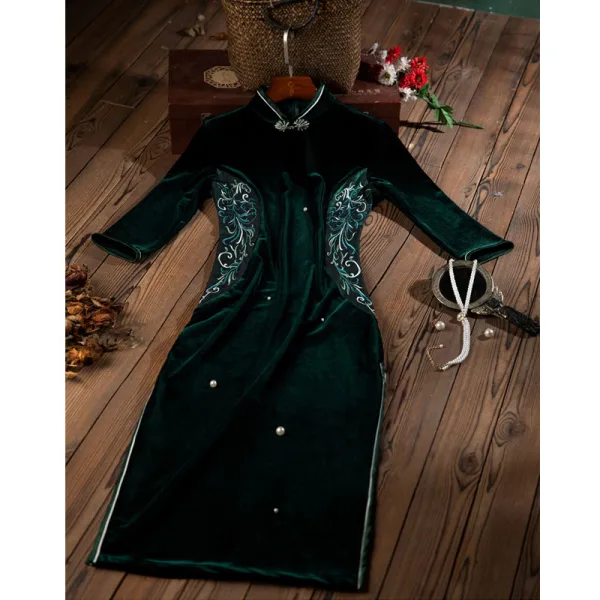 Vintage / Retro Dark Green Velour Embroidered Cheongsam Evening Dresses 2021 Trumpet / Mermaid Suede High Neck 1/2 Sleeves Split Front Tea-length Formal Dresses