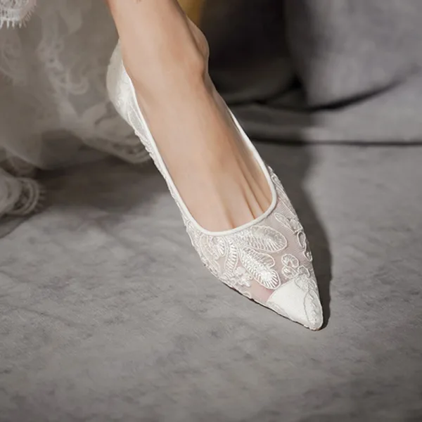 Elegant White Lace Flower Wedding Shoes 2021 3 cm Stiletto Heels Low Heel Pointed Toe Wedding Pumps High Heels