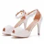 Charmant Weiß Perle Spitze Blumen Brautschuhe 2022 Knöchelriemen 10 cm Stilettos Peeptoes Hochzeit Sandaletten Hochhackige