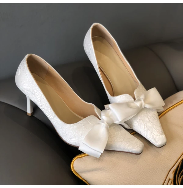 Élégant Ivoire Mariage Chaussure De Mariée 2020 Cuir En Dentelle Noeud 7 cm Talons Aiguilles À Bout Pointu Escarpins