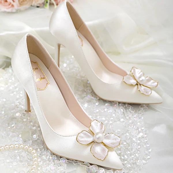 Élégant Ivoire Perle Fleur Chaussure De Mariée 2020 Satin 10 cm Talons Aiguilles À Bout Pointu Mariage Escarpins