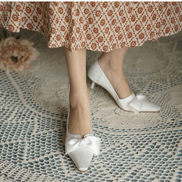 Enkla Vita Spets Rosett Brudskor 2021 Läder 7 cm Stilettklackar Högklackade Spetsiga Bröllop Pumps