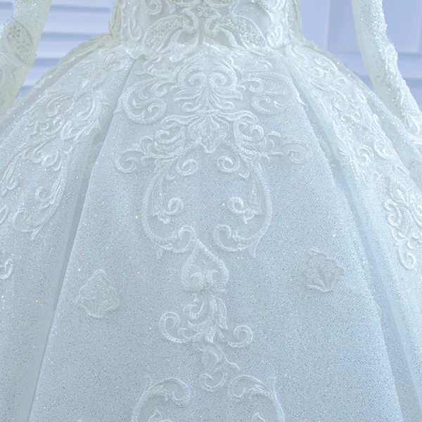 Luxe Ivoire Glitter Robe De Mariée Robe Boule 2021 Encolure Dégagée Perlage En Dentelle Fleur Manches Longues Chapel Train Mariage