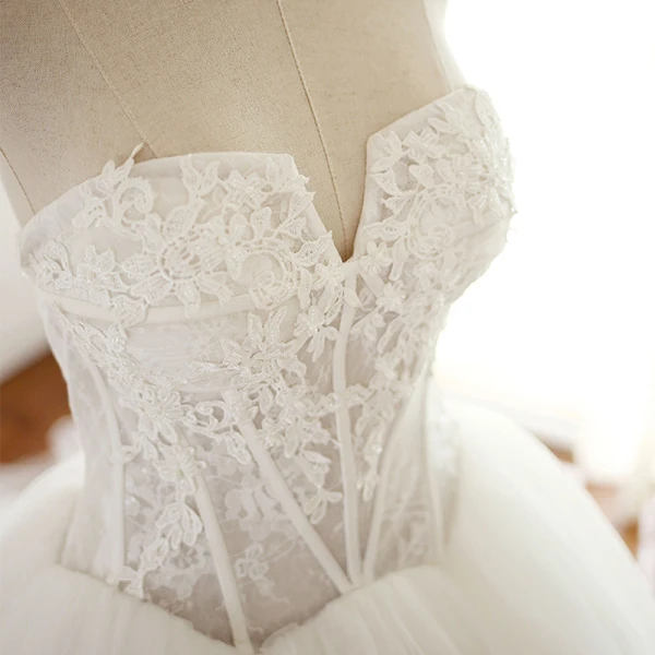 Elegant Hvit Puffy Brudekjoler 2018 Ballkjole Blonder Appliques Kjæreste Ryggløse Uten Ermer Cathedral Train Bryllup