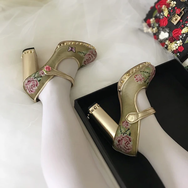 Charmant Blanche Brodé Promo Escarpins 2021 Cuir 10 cm Talons Épais Talons Hauts À Bout Rond Escarpins