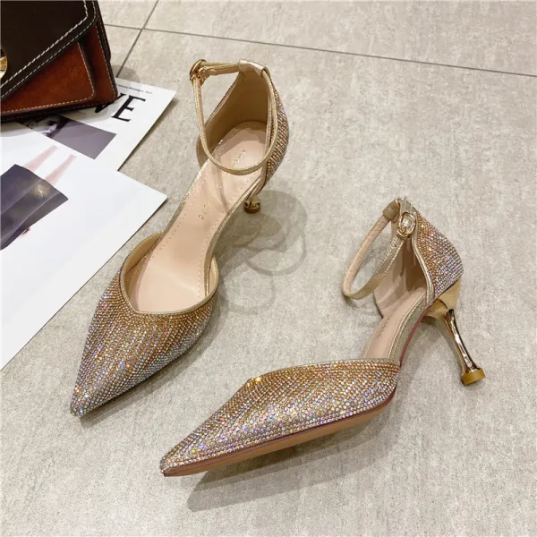 Charmant Gold Abend Strass Sandalen Damen 2021 Knöchelriemen 7 cm Stilettos Spitzschuh Hochhackige
