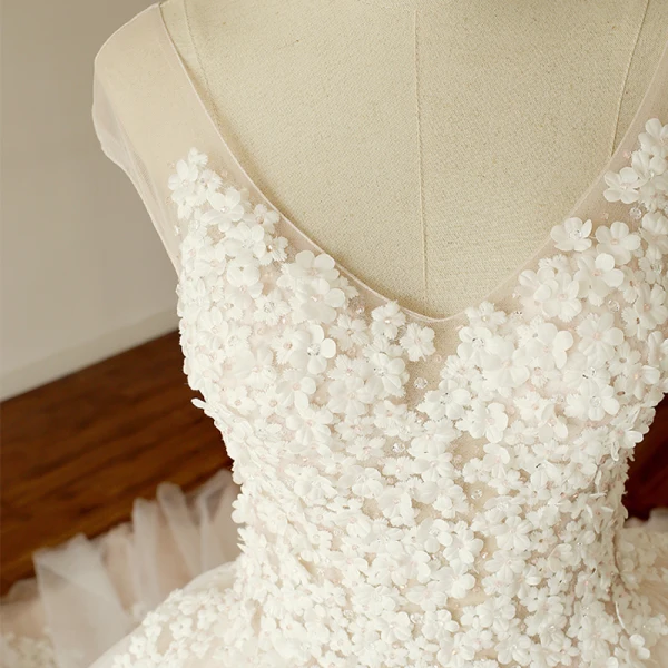 Élégant Champagne Gonflée Robe De Mariée 2018 Robe Boule Appliques V-Cou Sans Manches Cathedral Train Mariage