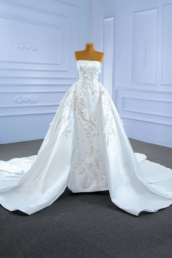 Luxus / Herrlich Ivory / Creme Satin Perlenstickerei Perle Pailletten Brautkleider / Hochzeitskleider 2021 A Linie Bandeau Applikationen Ärmellos Rückenfreies Königliche Schleppe Hochzeit