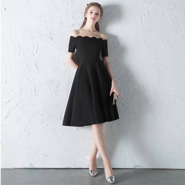 Modest / Simple Black Graduation Dresses 2018 A-Line / Princess Off-The-Shoulder Short Sleeve Backless Knee-Length Formal Dresses
