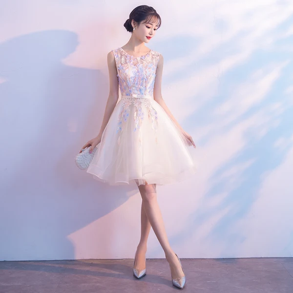 Chic / Belle Champagne Transparentes Été de retour Robe De Graduation 2018 Princesse Encolure Dégagée Sans Manches Appliques En Dentelle Perle Noeud Ceinture Courte Volants Robe De Ceremonie