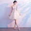 Chic / Belle Champagne Transparentes Été de retour Robe De Graduation 2018 Princesse Encolure Dégagée Sans Manches Appliques En Dentelle Perle Noeud Ceinture Courte Volants Robe De Ceremonie