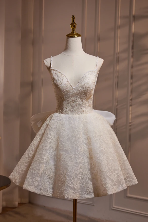 Charmant Beige Perle En Dentelle Fleur Courte Robe De Fête 2024 Bretelles Spaghetti Sans Manches Dos Nu Noeud Robe De Ceremonie