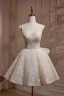 Charmant Beige Perle En Dentelle Fleur Courte Robe De Fête 2024 Bretelles Spaghetti Sans Manches Dos Nu Noeud Robe De Ceremonie
