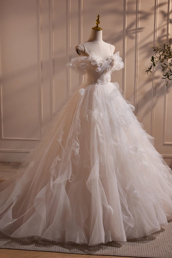 Elegant White Appliques Cascading Ruffles Prom Dresses 2024 A-Line / Princess Spaghetti Straps Short Sleeve Backless Sweep Train Prom Prom Dresses
