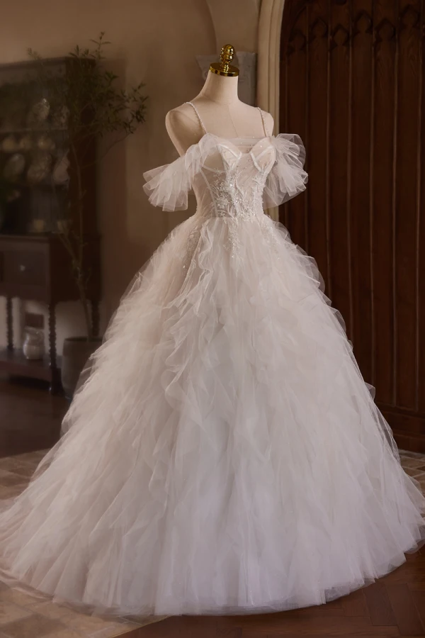 Charmant Blanche Perlage Paillettes Perle En Dentelle Fleur Volants en Cascade Légère Robe De Mariée 2024 Robe Boule Bretelles Spaghetti Sans Manches Dos Nu