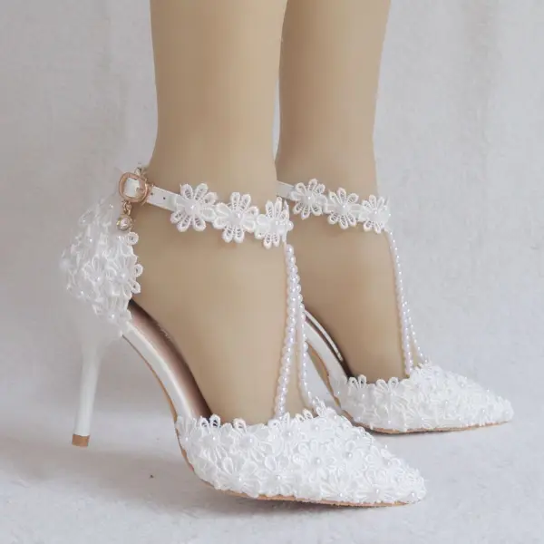 Charmant Blanche Chaussure De Mariée 2018 Faux Diamant Bride Cheville En Dentelle Perle Gland 9 cm Talons Aiguilles À Bout Pointu Mariage Talons Hauts