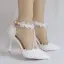 Charmant Blanche Chaussure De Mariée 2018 Faux Diamant Bride Cheville En Dentelle Perle Gland 9 cm Talons Aiguilles À Bout Pointu Mariage Talons Hauts