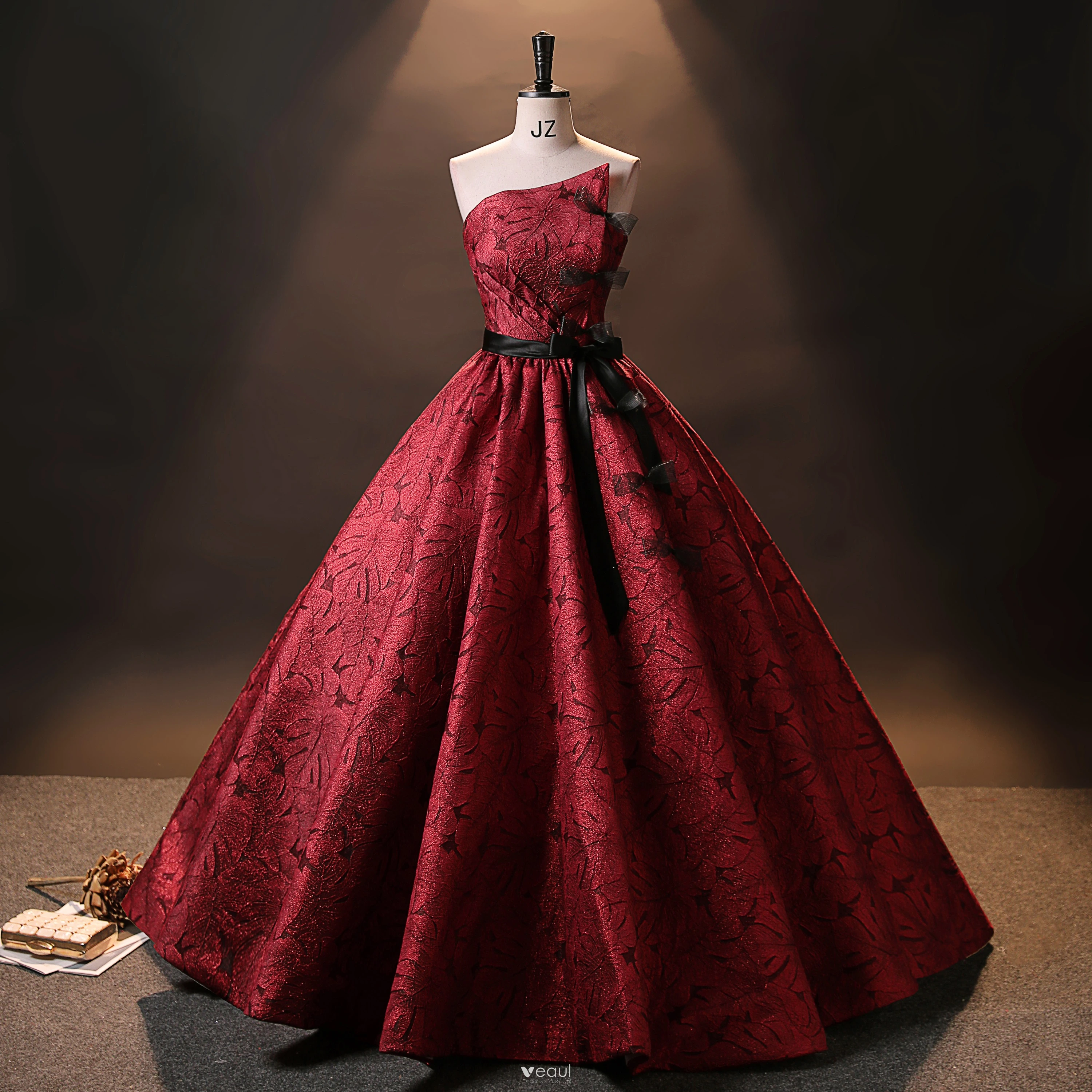 Elegant Red Black Prom Dresses 2024 Crossed Straps Bow Embroidered