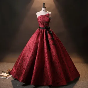 Eleganta Röd Svarta Balklänningar 2024 Korsade Remmar Rosett Broderade Satin Förlovnings Ärmlös Balklänning Formella Klänningar