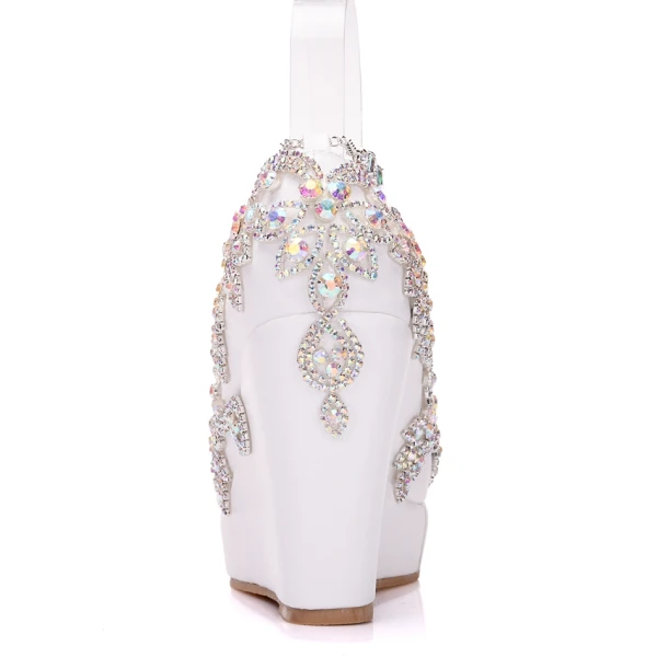 Glittrande Vita Brudskor 2018 Rhinestone Kristall Pande Zote Toe Bröllop Kilklackar Sandaler