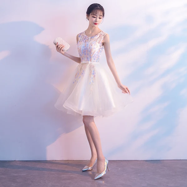 Chic / Belle Champagne Transparentes Été de retour Robe De Graduation 2018 Princesse Encolure Dégagée Sans Manches Appliques En Dentelle Perle Noeud Ceinture Courte Volants Robe De Ceremonie