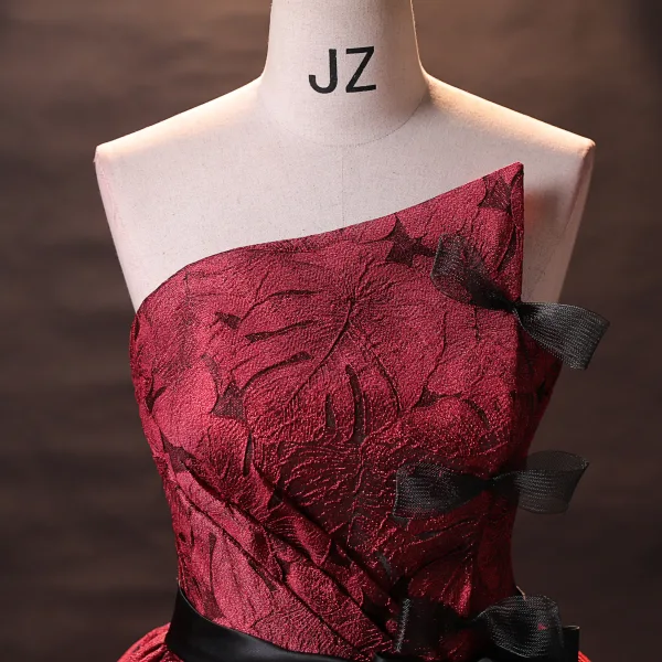 Elegant Red Black Prom Dresses 2024 Crossed Straps Bow Embroidered Satin Engagement Sleeveless Ball Gown Formal Dresses
