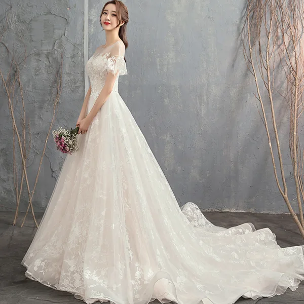 Élégant Champagne Robe De Mariée 2018 Princesse En Dentelle Appliques Encolure Dégagée Dos Nu Manches Courtes Chapel Train Mariage