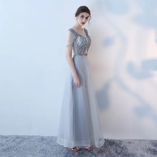 Elegante Grau Abendkleider 2019 A Linie V-Ausschnitt Strass Pailletten Kurze Ärmel Metall Stoffgürtel Rückenfreies Knöchellänge Festliche Kleider