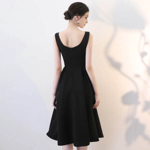 Modest / Simple Black Homecoming 2019 Graduation Dresses A-Line / Princess Scoop Neck Sleeveless Backless Knee-Length Formal Dresses