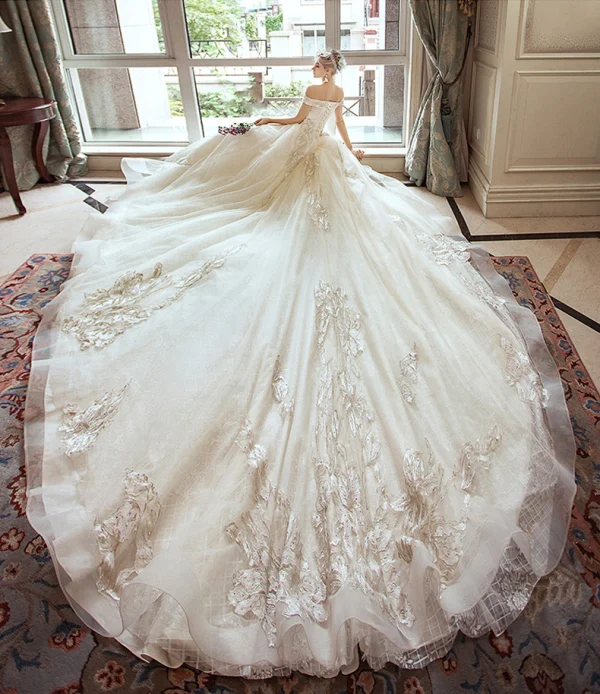Schöne Champagner Brautkleider / Hochzeitskleider 2019 A Linie Off Shoulder Perlenstickerei Strass Spitze Blumen Kurze Ärmel Rückenfreies Königliche Schleppe