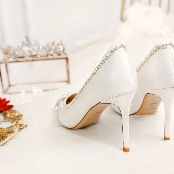 Mode Ivoire Soie Satin Faux Diamant Chaussure De Mariée 2021 9 cm Talons Aiguilles À Bout Pointu Mariage Escarpins Talons Hauts