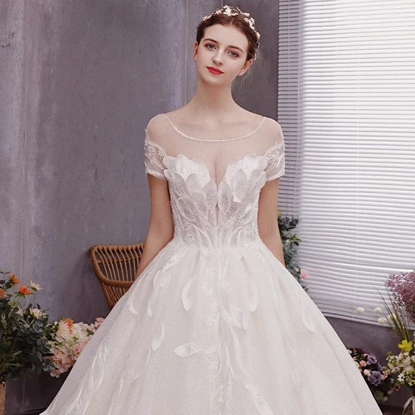 Charmant Ivoire Robe De Mariée 2019 Princesse Encolure Dégagée Perlage Appliques Manches Courtes Dos Nu Cathedral Train