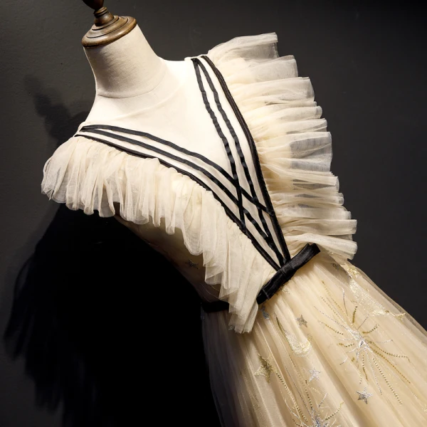 Élégant Champagne Robe De Bal 2019 Princesse Encolure Dégagée Volants En Dentelle Fleur Étoile Noeud Sans Manches Dos Nu Longue Robe De Ceremonie