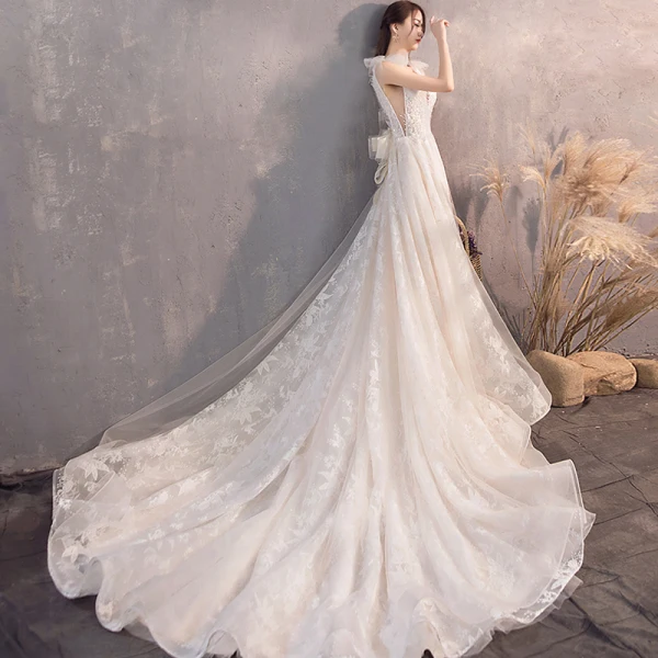 Élégant Champagne Robe De Mariée 2019 Princesse V-Cou Perlage Paillettes En Dentelle Fleur Sans Manches Dos Nu Noeud Chapel Train